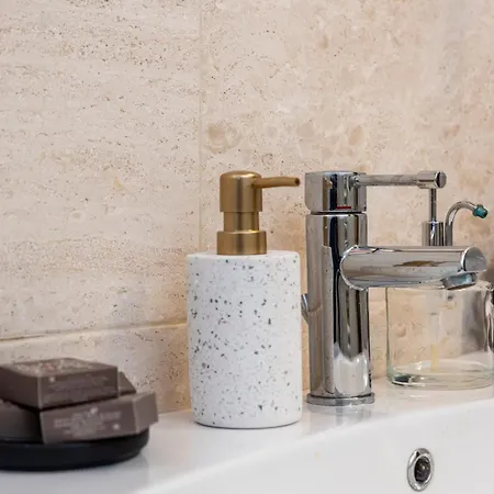Deluxe In Palazzo Storico - Centro - Calvi Apartment