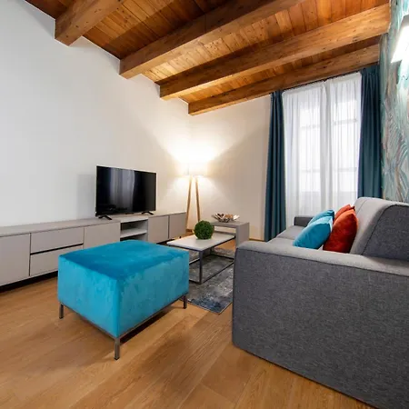 Deluxe In Palazzo Storico - Centro - Calvi Apartment *